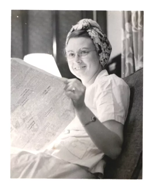 COZY NEWSPAPER READING,GHQ US ARMY HOUSE,1948.VTG 5" x 4" PHOTO^8
