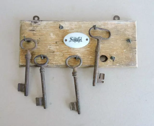 altes antikes Schlüsselbrett mit 4 Schlüssel Porzellanschild shabby Deko