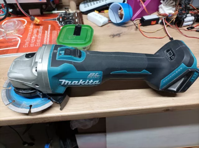 Makita DGA504 Type 2 18V LXT Akku-Winkelschleifer - 125mm (Solo)