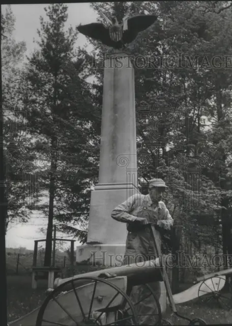 1957 Press Photo Henry Zimmerman Near Civil War Memorial at Rhine Center