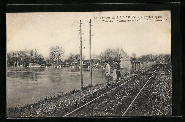 CPA La Varenne, Inondations 1910, Pont du Chemin de fer, inondation