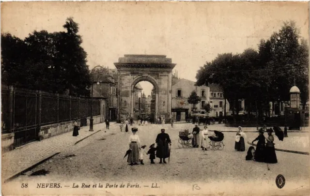 CPA NEVERS - La Rue et la Porte de Paris (456904)