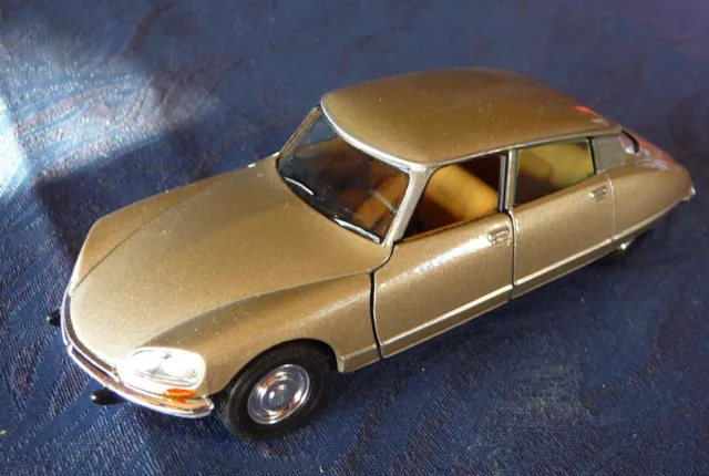 Miniature sans échelle: unique CITROEN DS 1967 de Charles améliorée, base Welly