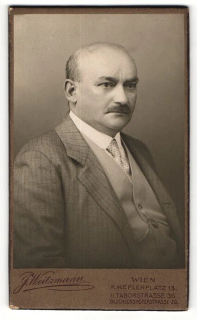 Fotografie J. Weitzmann, Wien, Portrait edler Herr mit Oberlippenbart