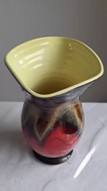 Vase en céramique émaillé décor flamme et intérieur jaune 3