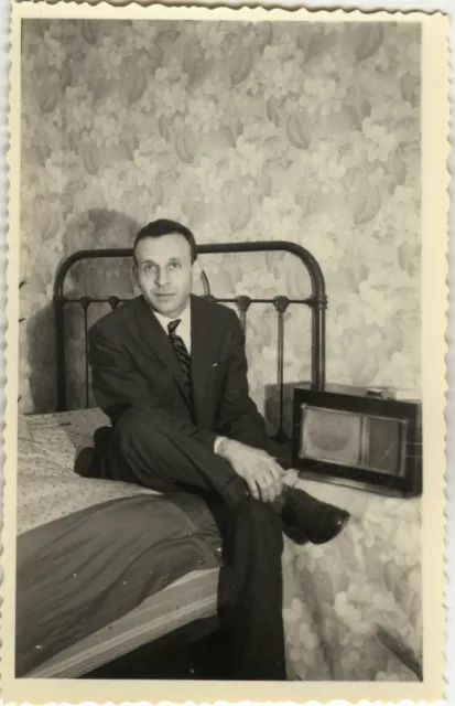 Photo Ancienne - Vintage Snapshot - Homme Chambre Lit Intérieur Radio Poste Tsf