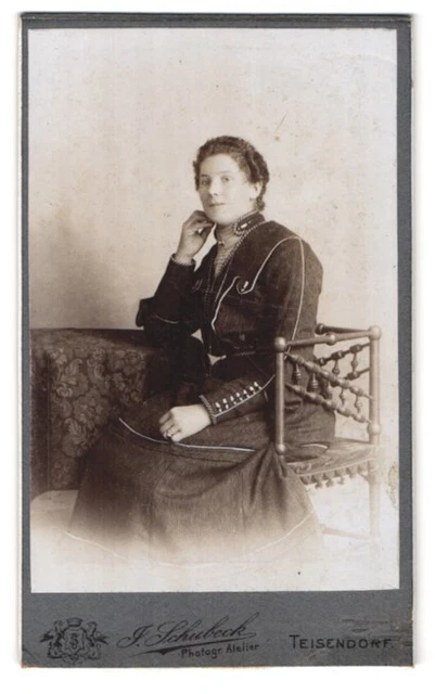 Fotografie J. Schubeck, Teisendorf, Portrait junge Dame im modischen Kleid