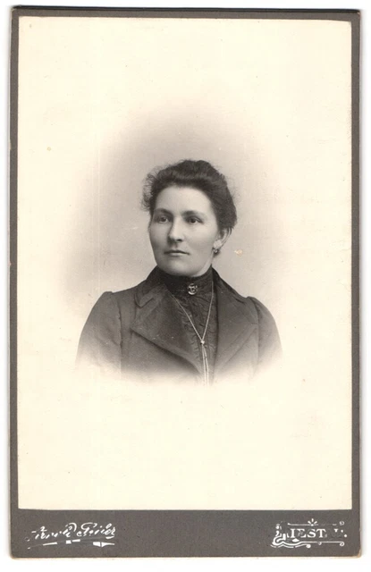 Fotografie Arnold Seiler, Liestal, Junge Dame in modischer Kleidung