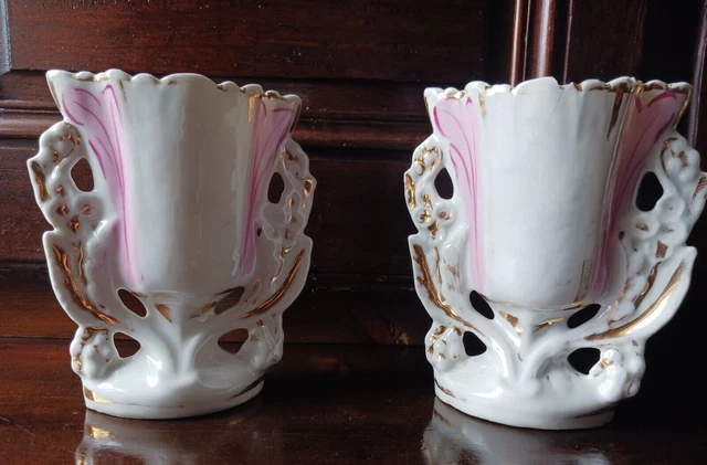 Ancienne paire de jolis vases de Mariés / Église Porcelaine de Paris fin XIXe