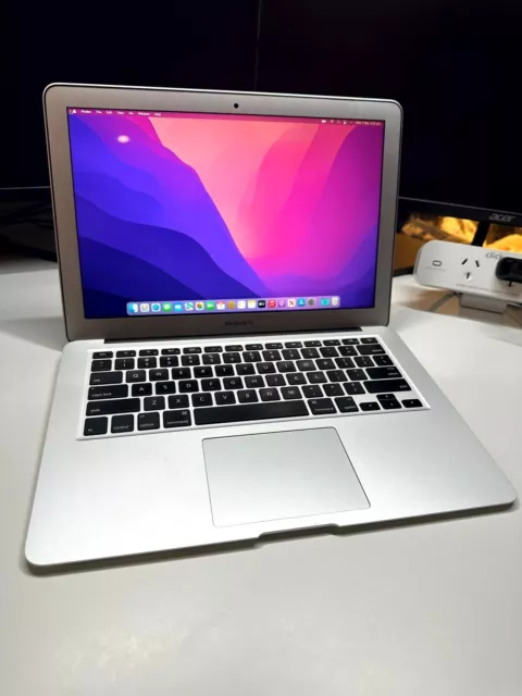 Apple Macbook Air 2015 | A1466 | i5 | 8GB | 256GB - NEAR NEW!!