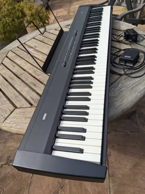 Korg SP-200 88 Note hammer Action Digital Piano and Quiklok Stand