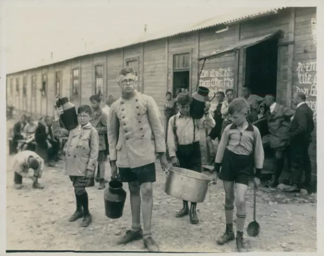 Allemagne, écoliers au camp, corvée d eau, ca.1920, Vintage silver print vintage