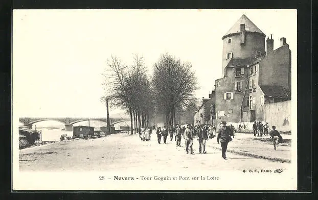 CPA Nevers, Tour Goguin et Pont sur la Loire