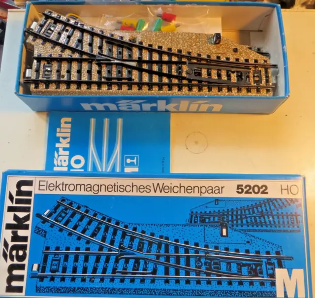 2 x Märklin H0 5202 5204 elektr. Weiche rechts M Gleis mit Anleitung Neu in OVP