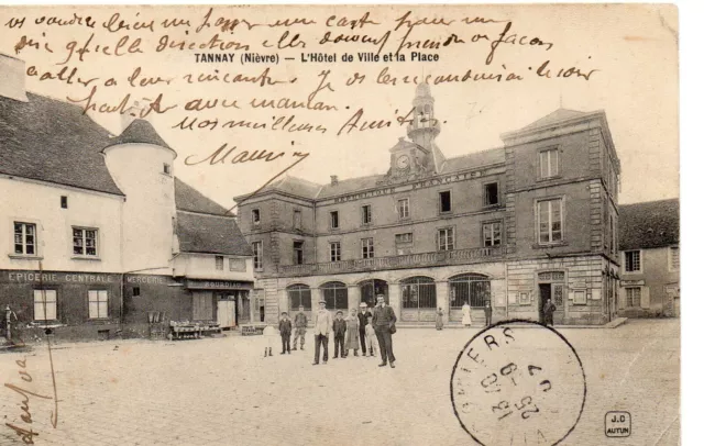 CPA de TANNAY (58 Nièvre), L'Hôtel de Ville et la Place, animée, années 1900