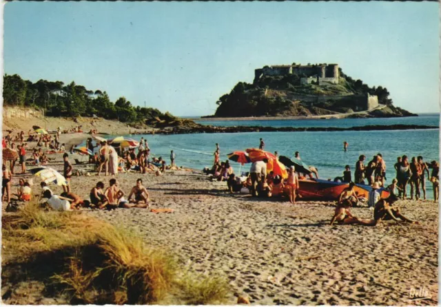 CPM BORMES-les-MIMOSAS Env - Le Fort Bregancon - La Plage de Cabasson (1116687)