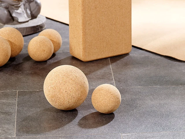 Balle de massage et d'exercice en liège Ø 10 cm - Newgen Medicals 2