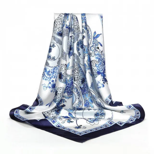 Carré Foulard 90 X 90 cm motifs Floral Bleu et Blanc 100% Soie  NEUF