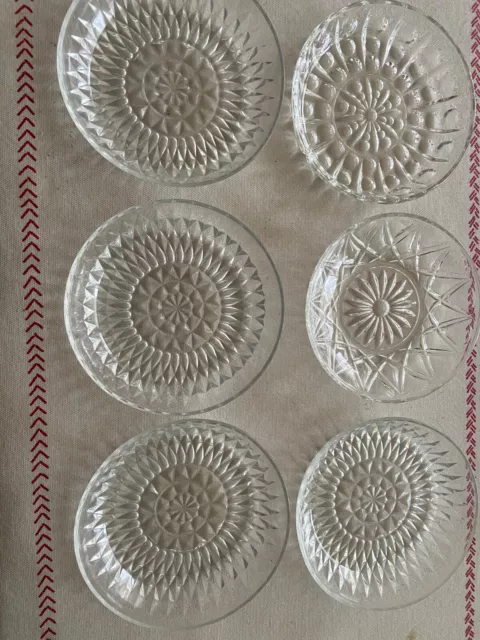 Lot de 6 Anciennes petites assiettes en verre ciselé - bord haut