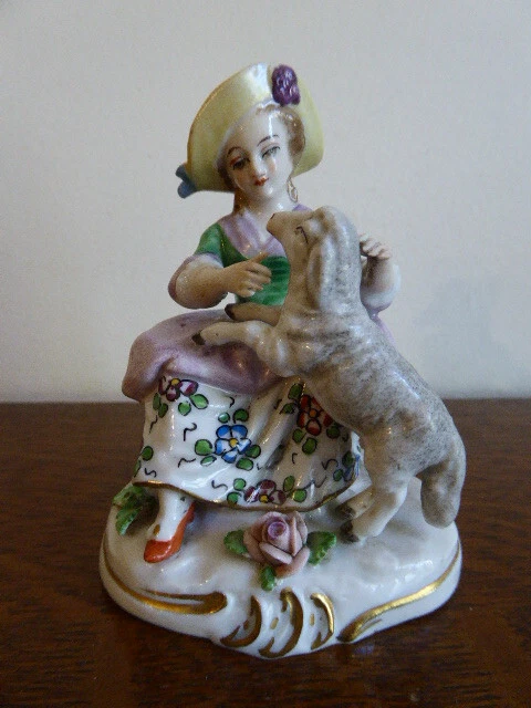 Statuette ancienne en porcelaine de Sitzendorf.Saxe. Bergère et mouton