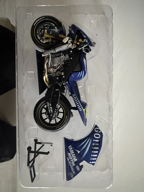 Xe mô hình YAMAHA YZR-M1 MotoGP 2008 Colin Edwards Tech-3 Team