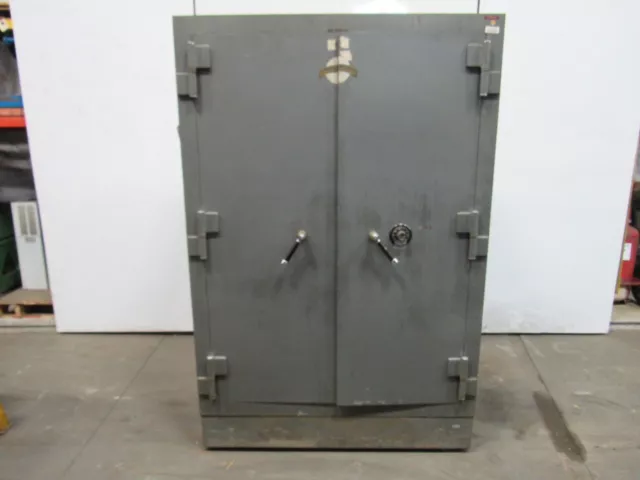 Herring Hall Marvin Safe Co Vintage Double Door Combination Gun/Storage Safe Herring Hall Marvin Safe Co Vintage Double Door Combination Gun/Storage Safe
