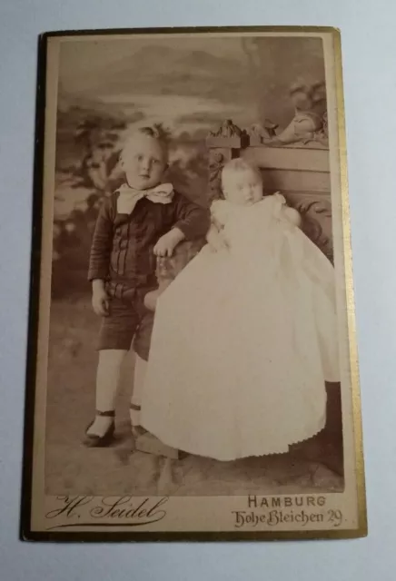 2 bambini piccoli - ragazzo e bambino in abito da battesimo - battesimo / CDV H. Seidel Amburgo