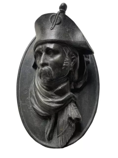 Pyrogène Mural Signé GUILLEMIN Régule Patiné Personnage au Bicorne Soldat XIXème