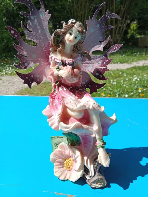 Statuette figurine fée elfe avec une rose