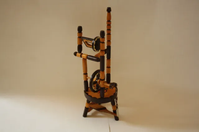 Kleines Spinnrad Holz/Metall - bemalt - Höhe ca. 40 cm