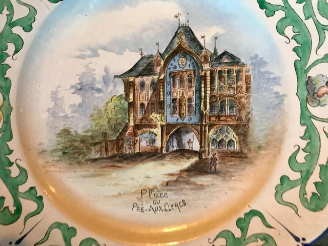 Plat en faïence à décor de la place " pré - aux- clercs " à Paris , proche du qu 3