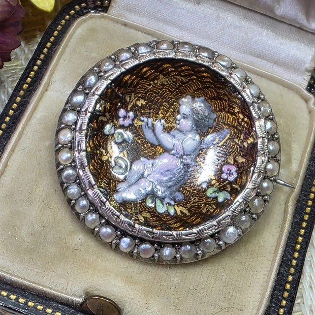 Broche argent/vermeil, avec demi-perles fines, Maison Savard, Paris Broche argent/vermeil, avec demi-perles fines, Maison Savard, Paris