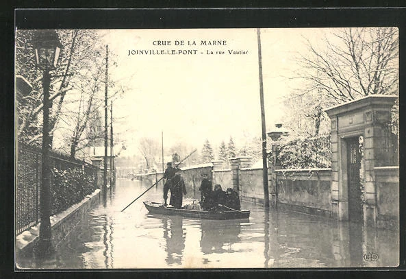 CPA Joinville-le-Pont, La Rue Vautier, Crue de la Marne, Men in a Boat