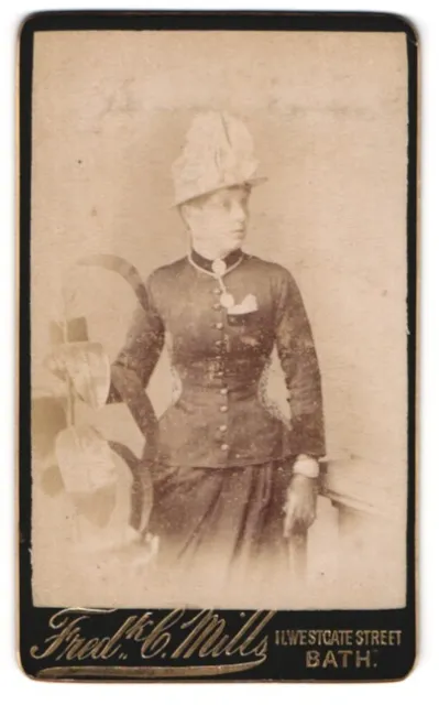 Fotografie Fred. C. Mills, Bath, Westgate Street 2, Junge Dame mit hohem Hut im