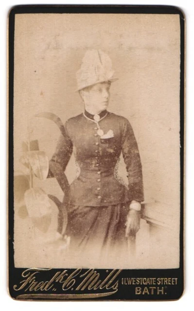 Fotografie Fred. C. Mills, Bath, Westgate Street 2, Junge Dame mit hohem Hut im