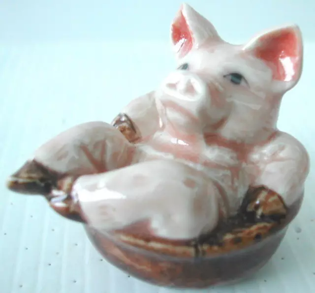 KLIMA K010 Miniature statuette en porcelaine - COCHON DANS UN BAQUET PIG