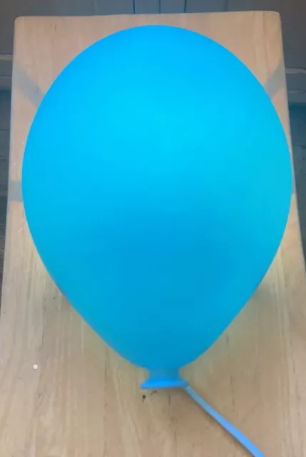 Lámpara de pared globo azul IKEA Dromminge bombilla LED incluida niños en muy buena condición