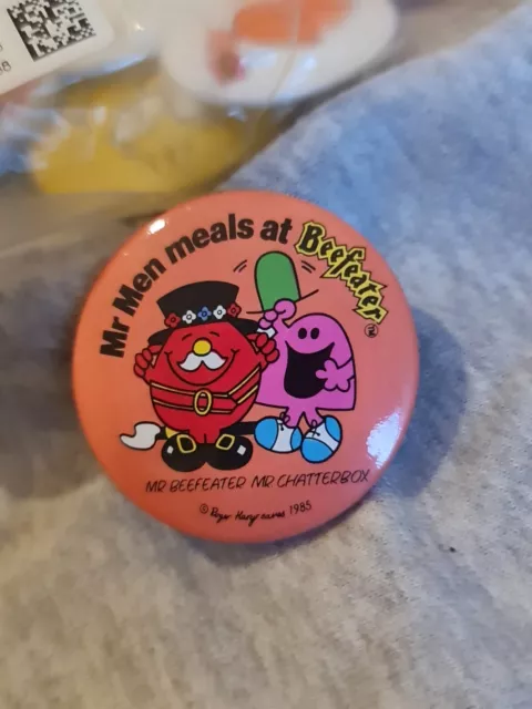 FAB VINTAGE RETRO BEEFEATER Mr Men And Little Miss Club Button Badge  Chatterbox