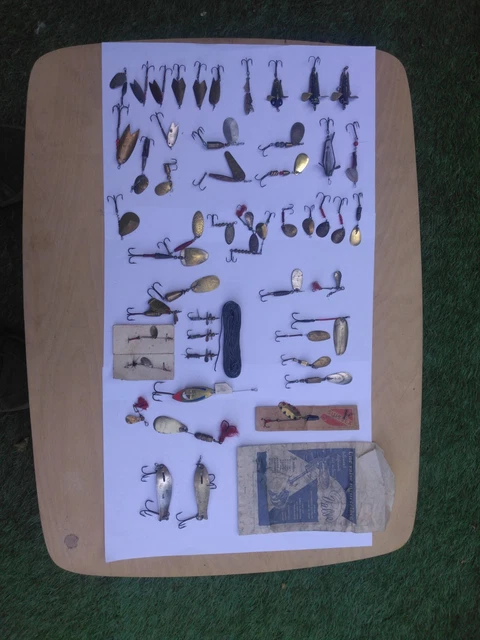 Lot De Matériel De Pêche Mouches Vintage - 35 Mouches, 2 Leurres, 3 Étuis Et Couteau Rapala