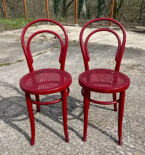 2 vieilles chaises de bistrot en bois repeinte avec leurs cannages