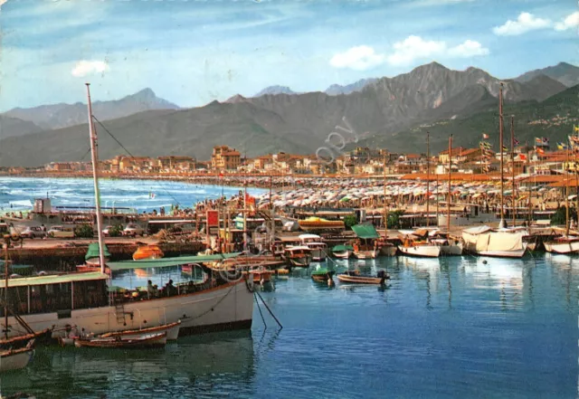 Cartolina Viareggio Panorama spiaggia dal mare barche e Alpi Apuane 1963