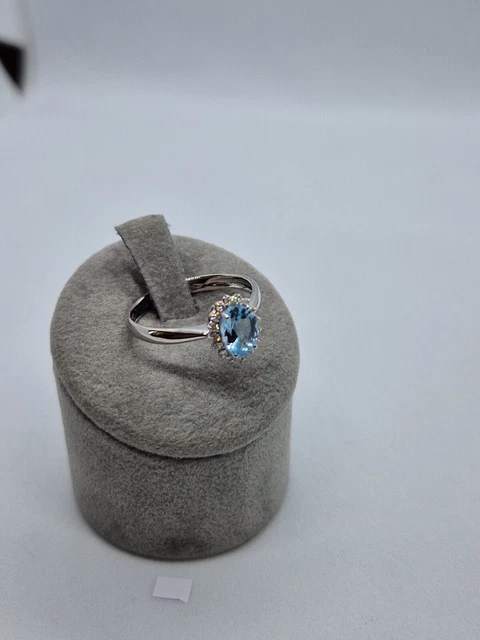 Anello in oro bianco 18 kt con Topazio Azzurro Ovale 7x5 e Diamanti