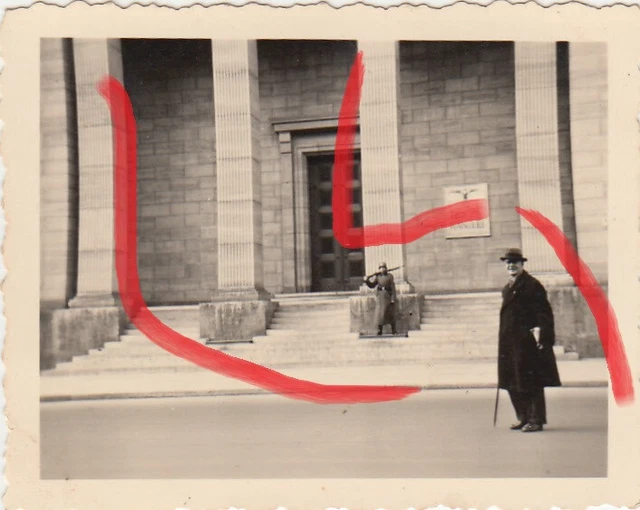 Foto WH Soldat 3. Gebirgs-Division Berlin Reichskanzlei Gebäude Geb.Jg. *194 2