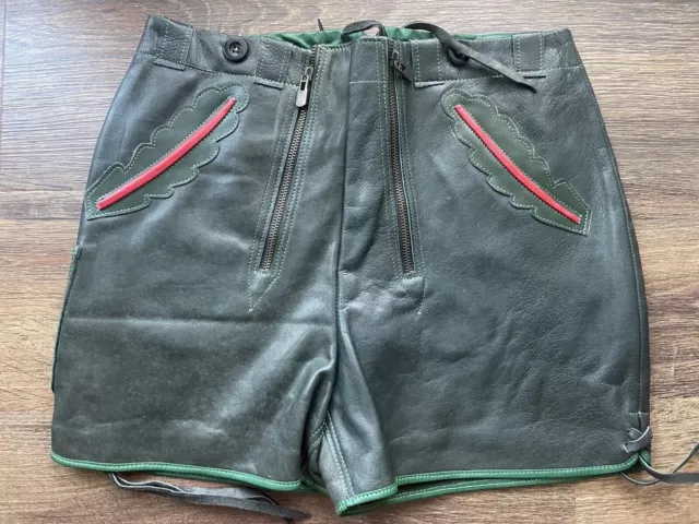 Kurze Vintage Lederhose aus grünem Glattleder, sehr guter Zustand wenig getragen