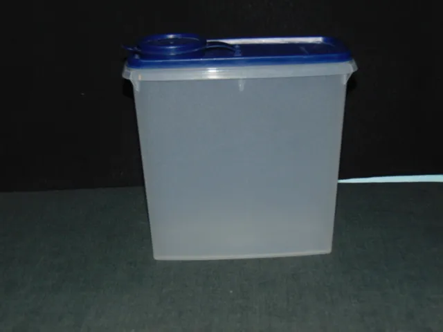 https://www.picclickimg.com/v8cAAOSw3GZgEH8A/Vintage-Tupperware-Clear-Cereal-Keeper-469-14-w-Blue-Pour.webp