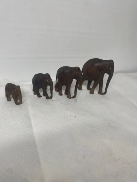 Lot de 4 éléphant en bois dur sculpté à la main ? Du plus grand au plus petit