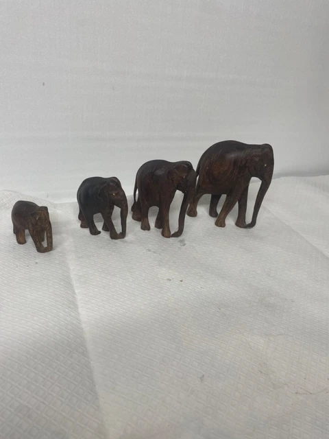 Statue d'éléphant en bois de suar sculpté à la main
