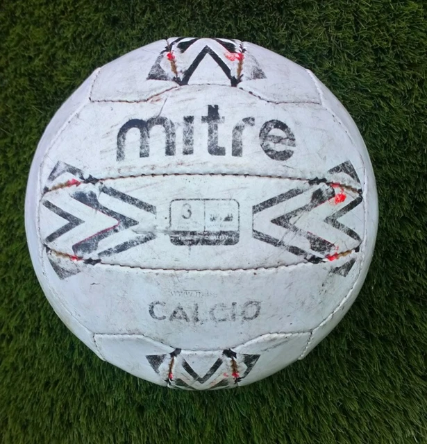 Ballon De Foot Vintage Mitre Calcio – Taille 5 – Occasion Rare