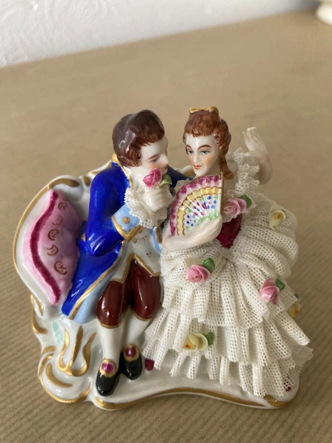 Figurines couple en porcelaine de saxe (Dresden) signature couronne.