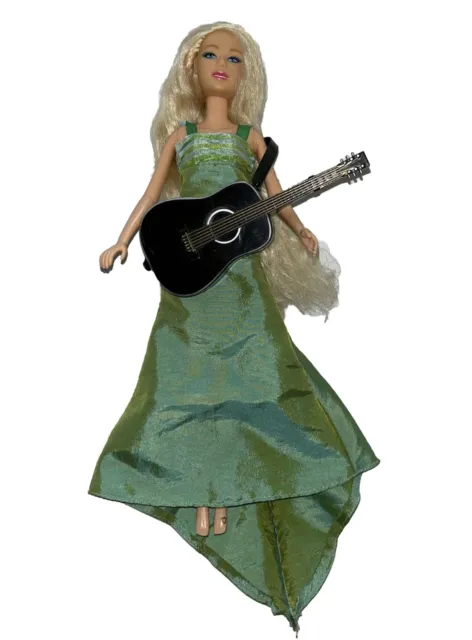 Taylor Swift Santa Baby Singing Holiday Doll Unopened NIB 2010